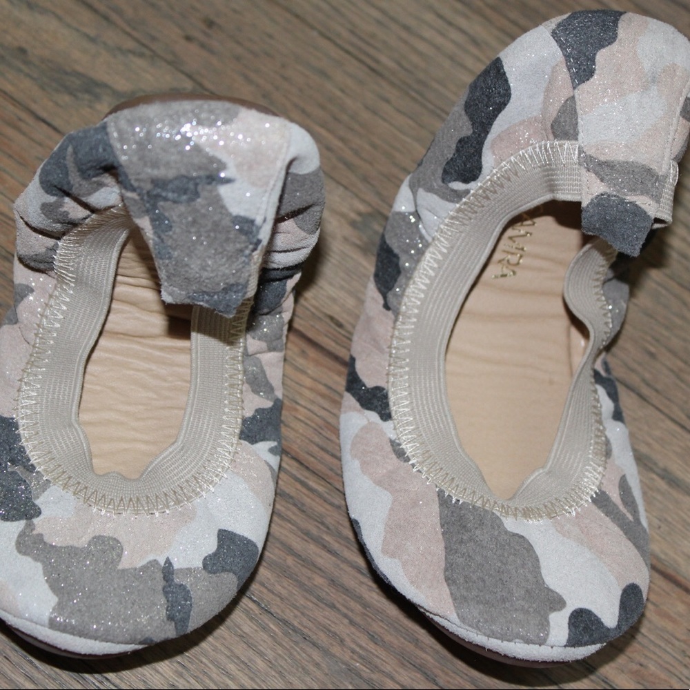 Little girls shoes. Very comply and cute